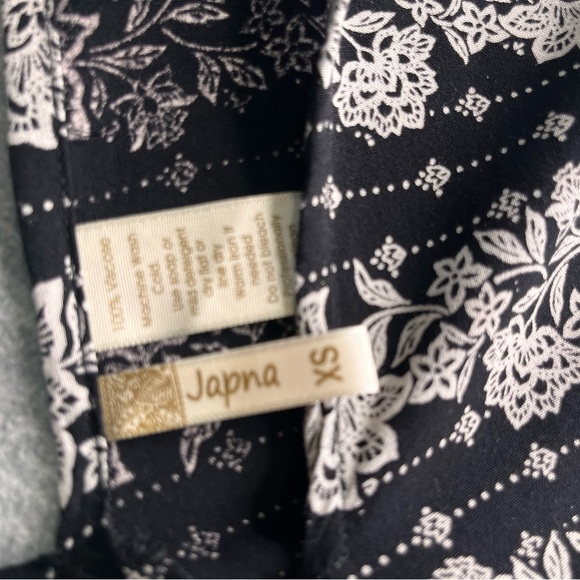 Japna Monochrome Floral Patterned Top - Picture 6 of 9